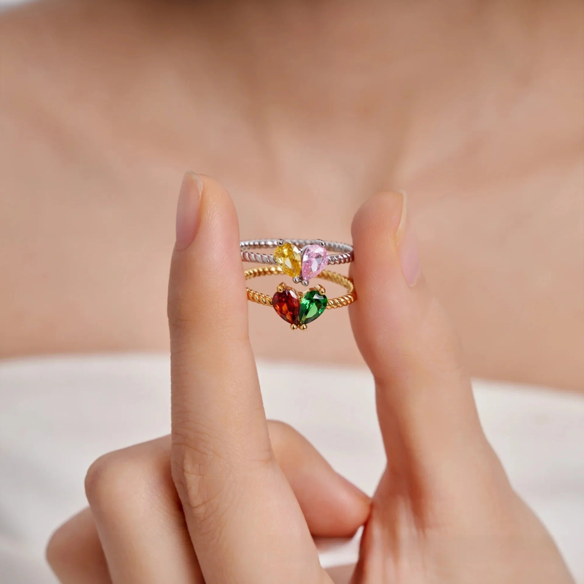 Anello regolabile personalizzato a forma di piccolo cuore con pietra portafortuna